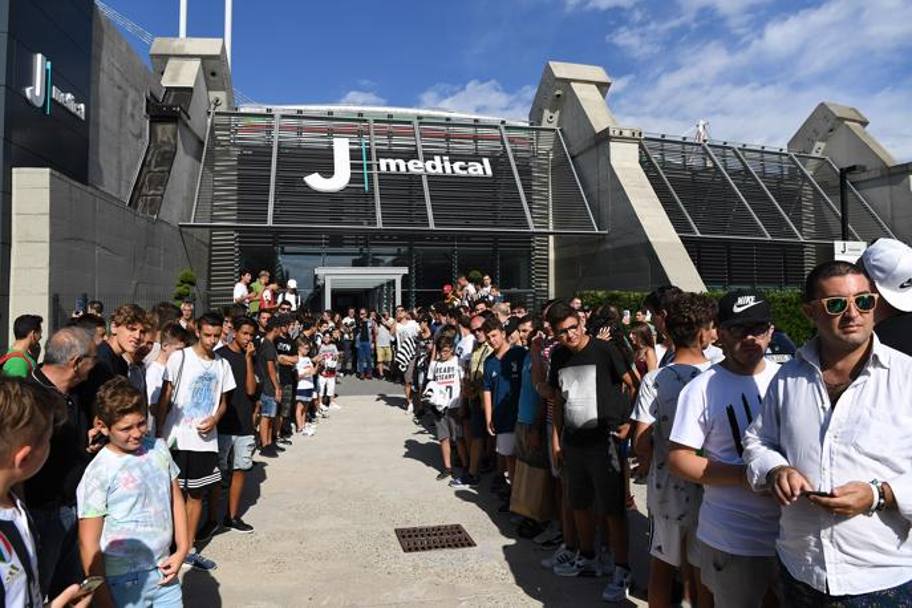 Moltissimi i tifosi ad attendere Federico Bernardeschi al J Medical, la struttura medica della Juventus dove il giocatore sta effettuando le visite di idoneit. (Getty Images)